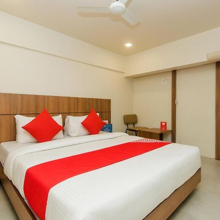Oyo 13857 Hotel Imperial Umele Экстерьер фото