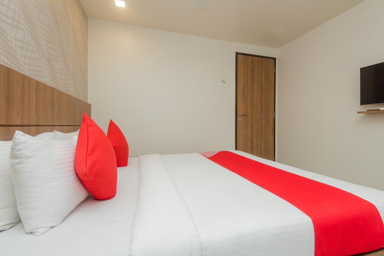 Oyo 13857 Hotel Imperial Umele Экстерьер фото